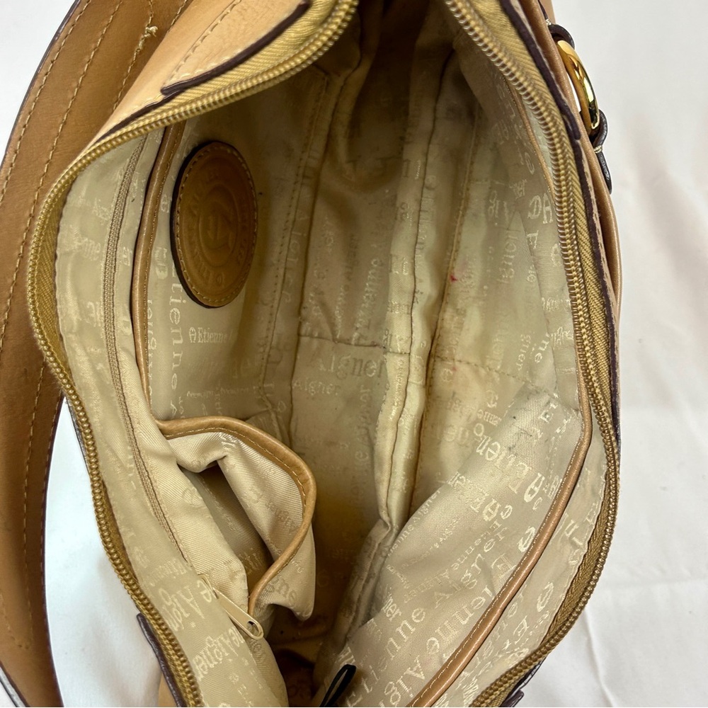 👜 Etienne Aigner Vintage Tan Leather Shoulder Bag –Gold Hardware, Classic Style - Picture 7 of 10